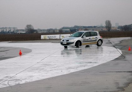 Nie zakręcaj na zakręcie