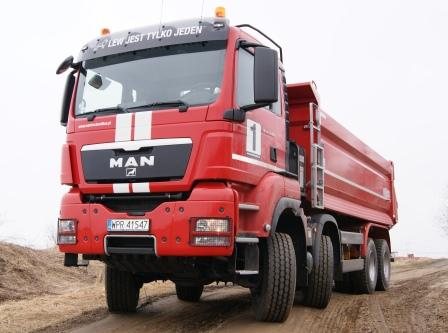 Prezentacja MAN TGS 41.440 8×8 wywrotka – z automatem na budowie