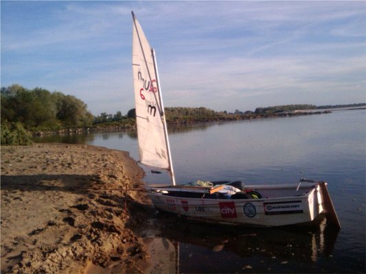 Stolica, głaz i natura