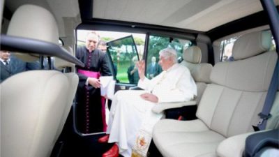 Papież jeździ na prąd
