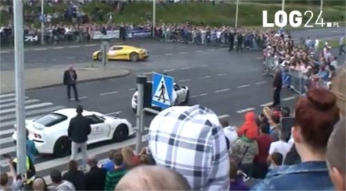 Pechowy pokaz superszybkich aut Gran Tourismo w Poznaniu. Video nagranie pod tekstem