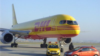 Większy samolot DHL Express w Katowicach