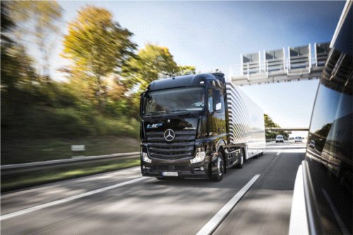 Mercedes z systemem Highway Pilot jechał na publicznych drogach