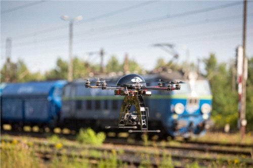 Drony PKP Cargo odstraszają złodziei