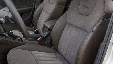 Aluminium, skóra i lakier – auto od kuchni