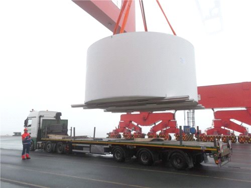 Gigantyczny transport Dachser z policyjną eskortą