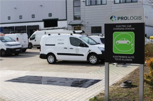 System chodnikowych paneli fotowoltaicznych w Prologis Park Budapest-Harbor