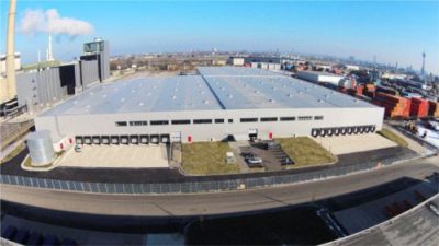 Neska w parku Panattoni na terenie portu w Düsseldorfie