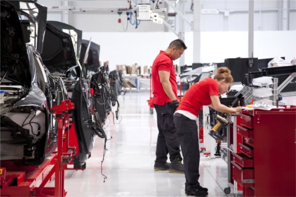 Nowe technologie, problemy i skandale. Prześwietlamy fabrykę Tesli