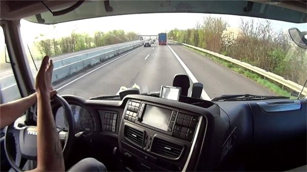 Kierowca w firmie transportowej – umowa o pracę, czy samozatrudnienie?