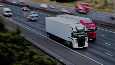 Ciągnik siodłowy i kierowca w polskiej firmie transportowej