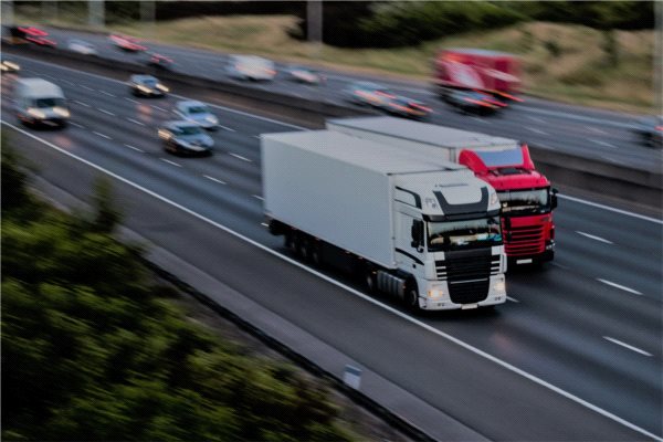 Ciągnik siodłowy i kierowca w polskiej firmie transportowej