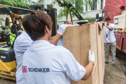Luksusowa logistyka: DB Schenker, Prada i Chiny