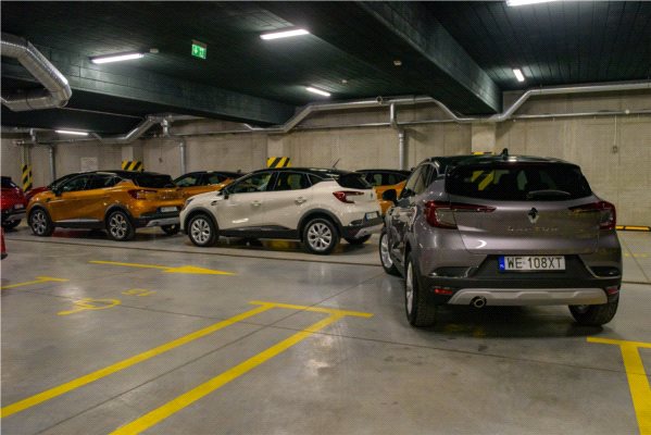 Parkowanie na zatłoczonym parkingu