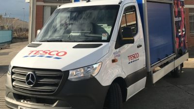 52 furgonetki Tesco z elektrycznymi agregatami