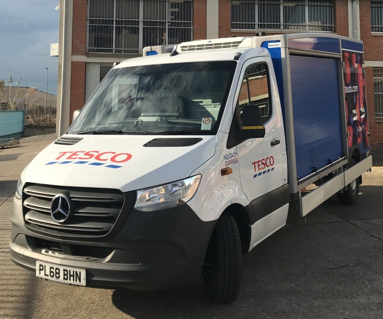 52 furgonetki Tesco z elektrycznymi agregatami