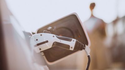 Wzrost samochodów z napędem elektrycznym w 2021