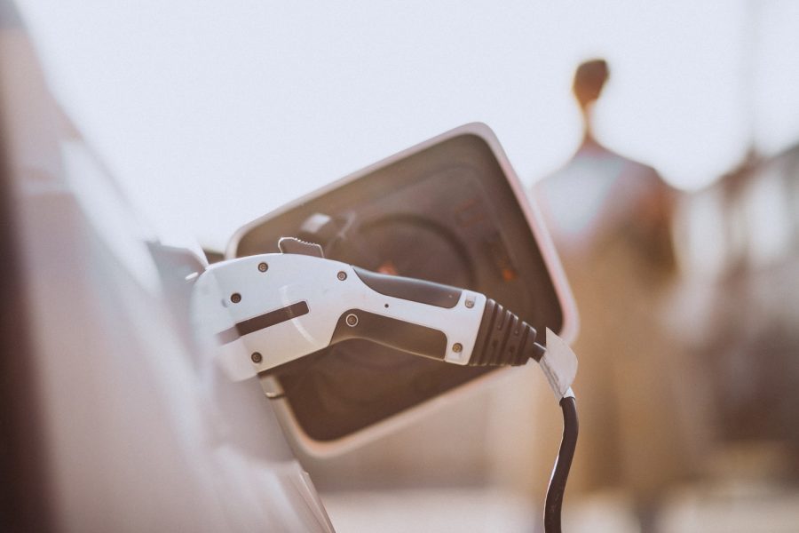 Wzrost samochodów z napędem elektrycznym w 2021
