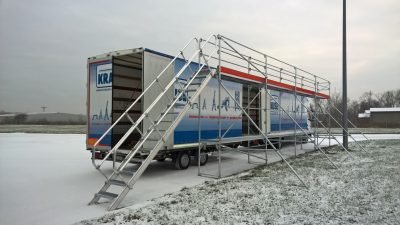 Jak bezpiecznie odśnieżyć TIR-a