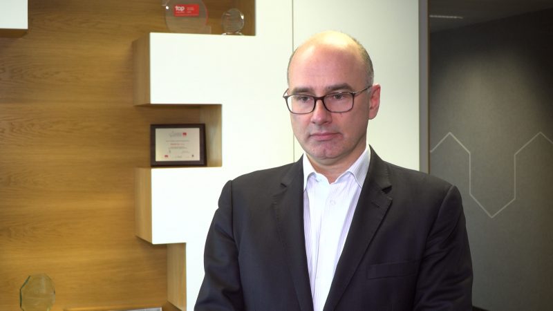 Zagrożenia klimatyczne i cyberataki wciąż są najistotniejsze dla biznesu