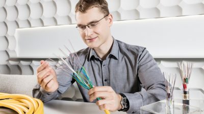 Corning zbuduje w Polsce kolejną fabrykę włókna światłowodowego