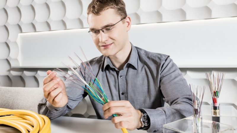 Corning zbuduje w Polsce kolejną fabrykę włókna światłowodowego