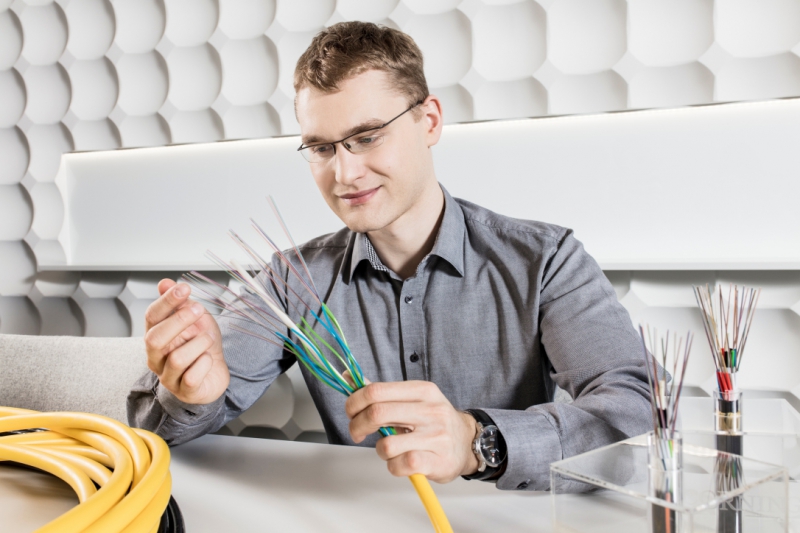 Corning zbuduje w Polsce kolejną fabrykę włókna światłowodowego