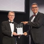 Przyznaną wdrożeniu STILL w Danfoss nagrodę IFOY 2021 w kategorii zintegrowanych rozwiązań magazynowych odebrał  Frank Müller, Senior Vice President Brand Management / Sales & Service Steering STILL EMEA (na zdj. z lewej strony).