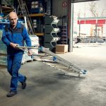 Drabina teleskopowa z dużą platformą roboczą_KRAUSE