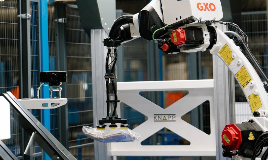 Ramię robota w obsłudze logistycznej e-commerce