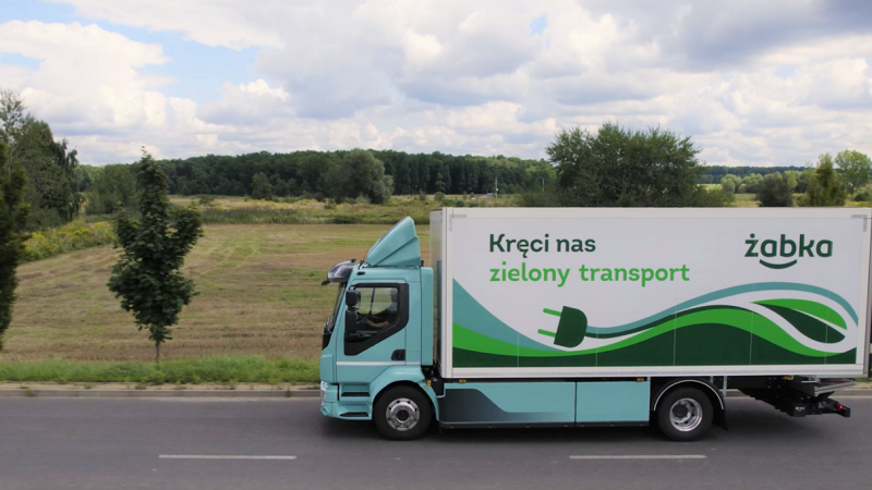W pełni elektryczny samochód dystrybucyjny zasilił flotę Żabki