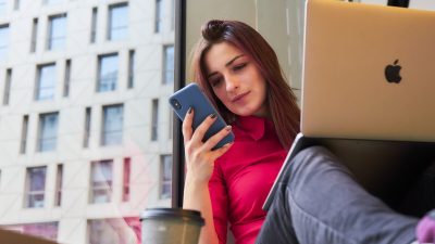 Mężczyźni i kobiety różnie patrzą na pracę zdalną