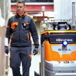 Autonomiczny partner kompletacji STILL OPX iGo neo samoczynnie podąża za pickerem