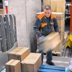 Autonomiczny partner kompletacji STILL OPX iGo neo zajmuje odpowiednie miejsce umożliwiając załadunek na wybraną pozycję