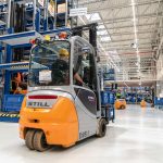 Uniwersalne elektryczne wózki widłowe z przeciwwagą STILL RX 20 w zakładzie VW Slovakia współpracują m.in. z takimi rozwiązaniami jak wózki systemowe VNA serii STILL MX-X