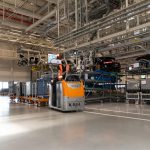 Zestawy platform transportowych z ciągnikami elektrycznymi STILL odpowiadają za wydajne dostawy ładunków na linie produkcyjne.