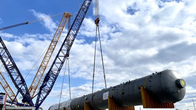 Rekordowy transport rzeczno-drogowy dotarł drogami do Płocka