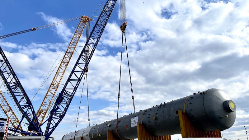 Rekordowy transport rzeczno-drogowy dotarł drogami do Płocka
