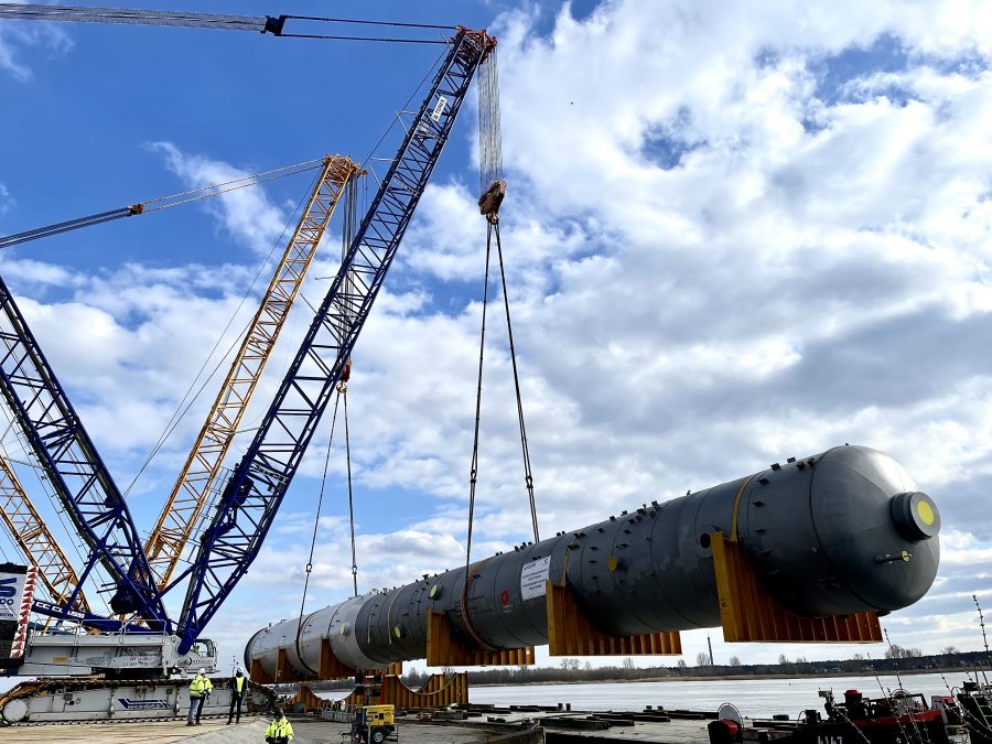 Rekordowy transport rzeczno-drogowy dotarł drogami do Płocka
