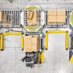 Autonomiczne wózki podnośnikowe STILL EXV-SF iGo systems przy stacjach przeładunkowych w obiekcie Leroy Merlin