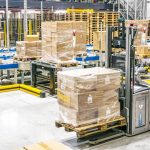 Po pobraniu ładunku ze stacji przeładunkowej EXV-SF iGo systems przewożą towar do magazynu pick&drop.