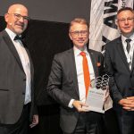 Wręczenie nagrody IFOY 2023 za wózek unoszący EXH 14-20 Plus przedstawicielowi STILL
