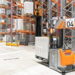 Dzięki współpracy zróżnicowanych autonomicznych wózków widłowych procesy magazynowe są obsługiwane  efektywnie