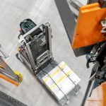 Współpracujące ze sobą w magazynie firmy Vetter wózki autonomiczne - systemowe STILL MX-X oraz podnośnikowe STILL EXV iGo systems