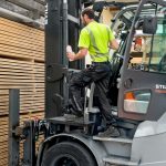 Przejście z wózków spalinowych na elektryczne eleminuje z procesu transportu wewnętrznego ryzyko ubrudzenia produktów sadzą.
