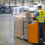 W oddziale Raben we Wrocławiu zastosowanie znajdują wózki unoszące z platformą dla operatora