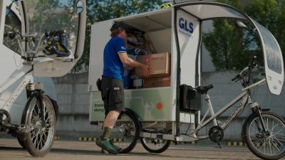 Kadra zarządzająca GLS w roli kurierów