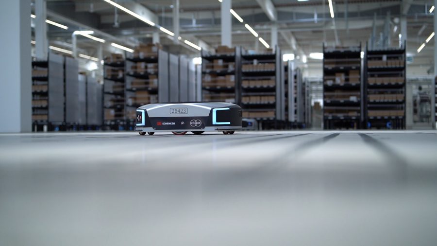 Setka robotów mobilnych w nowym magazynie DB Schenker