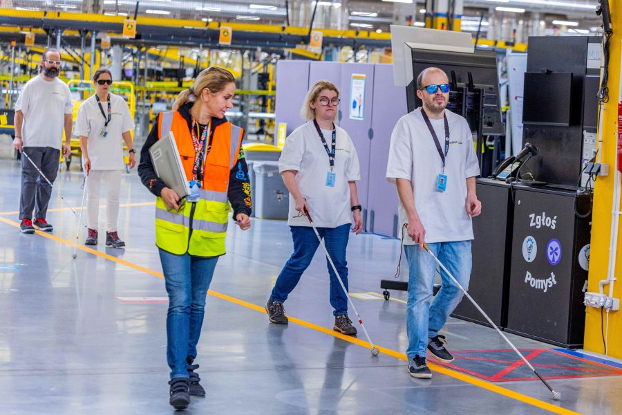 Logistyka bez barier czyli niewidomi pracują w magazynie Amazona