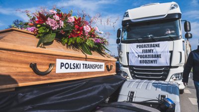 Symboliczny protest przewoźników drogowych walczących o przetrwanie
